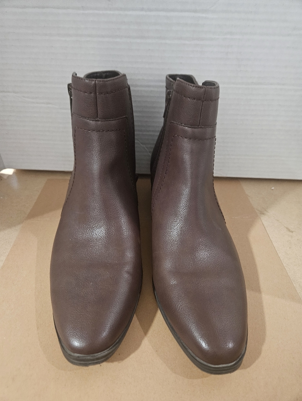 Aerosole Double zippered Ankle Boot. S8ze 9.5 (Bin14)